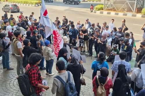 Sejumlah massa yang tergabung dalam koalisi masyarakat sipil bernama MBG Watch menggelar aksi unjuk rasa di depan Gedung Kejagung, Kebayoran Baru, Jakarta Selatan, Rabu (15/7/2026).